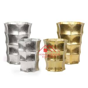 Vases à fleurs en métal décoratifs de table en métal coulé 2025 en or et argent finis - Product Image 1