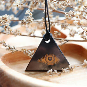 Colgante triangular de shungita pulido con serigrafía Ojo de Horus - Product Image 3