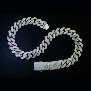 Joyería de Moissanita - Cadena Cubana Personalizable con Personalización de Diamantes Posterior por Moissanite - Product Image 4