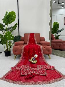 À la recherche d'un beau saree de créateur sur un tissu en soie tigré lourd avec un travail de fil et de séquence et un chemisier sur un tissu en soie Mono Banglori - Product Image 3