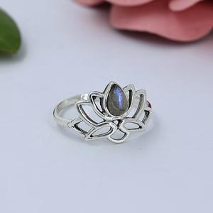 Bague fleur en labradorite naturelle Bijoux de méditation en argent sterling Bague de promesse de yoga pour elle - Product Image 3