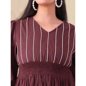 Robe décontractée marron rayée à manches bouffantes et col en V pour femme, taille empire, style Prairie Chic, grande taille, collection Printemps Deebaco - Product Image 2