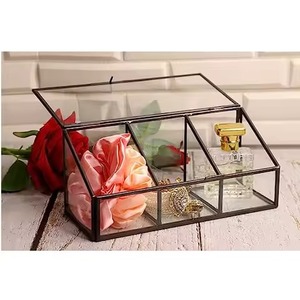 Caja de Joyería de Latón con Diseño de Vidrio Hexagonal con Borde Plateado, Única para Guardar Aretes y Recuerdos - Product Image 5