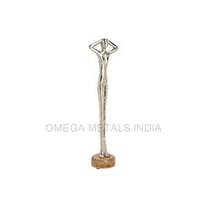 Figurine de bateau de luxe décorative de Noël en aluminium et bois unique avec base en bois rectangulaire décor de Noël fini argent - Product Image 3