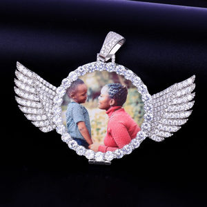 Foto personalizada con alas de Ángel, colgante de Hip Hop helado con diamantes de moissanita de corte redondo en oro sólido de 10kt - Product Image 1