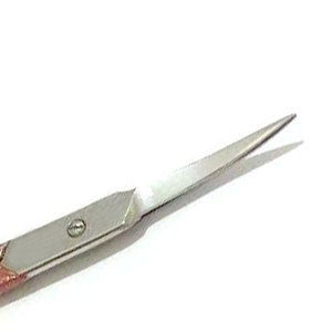 กรรไกรตัดหนังกำพร้าสแตนเลสคมกริบ โค้งมน พร้อมเคลือบสีแดงวิบวับ สำหรับตัดหนังกำพร้าและเล็บ ขนาด 4 นิ้ว - Product Image 2