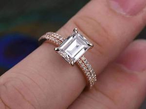 Anillo de Compromiso y Matrimonio con Moissanita Corte Esmeralda, Plata de Ley 925 con Baño de Oro, Anillo Clásico y Elegante para Novia - Product Image 4