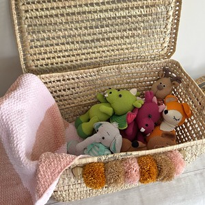 Panier en macramé carré fait à la main avec double poignée, solution de rangement personnalisable pour les jouets, la lessive, les accessoires et l'usage domestique, en provenance d'Inde - Product Image 3