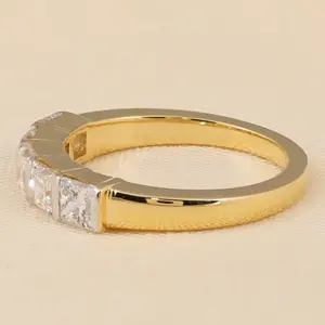 แหวนแต่งงานเพชรทรงเจ้าหญิงเพาะเลี้ยงในห้องปฏิบัติการ ประดับด้วย 5 เม็ด ตัวเรือนเงินสเตอร์ลิงและทอง  ความใสระดับ VS - Product Image 3