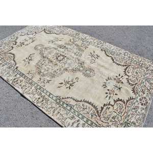 Alfombra de lana marrón beige de 5,4x8,9 pies vintage hecha a mano estilo turco clásico con respaldo de látex de diseño de retazos para uso junto a la cama - Product Image 4