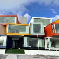 Hôtel conteneur modulaire fabriqué en Chine, entièrement équipé d'escaliers et de terrasse, adapté à l'hébergement dans les zones pittoresques