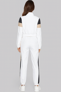 Chaqueta Cortavientos Impermeable y Transpirable de Diseño Moderno para Mujer, con Cierre de Cremallera y Relleno de Algodón para Comodidad Durante Todo el Día - Product Image 5