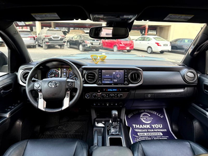 Camioneta Todoterreno 4x4 de Alta Distancia al Suelo, Usada, Doble Cabina, Vehículo Utilitario, Caja de Cambios Automática, Volante a la Izquierda, Interior Oscuro - Product Image 2