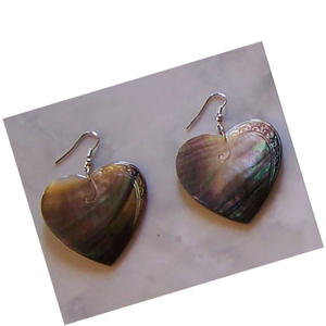 Boucles d'oreilles en forme de cœur sculptées en coquillage, bijoux en coquillage, boucles d'oreilles en acier inoxydable, motif coquillage, coquille de perle noire en forme de cœur - Product Image 3