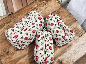 กระเป๋าเครื่องสำอางผ้าฝ้าย 100% พิมพ์ลายดอกกุหลาบสีชมพู ใบไม้สีเขียว พื้นหลังสีขาว สำหรับเด็กผู้หญิงและผู้หญิง ใช้งานง่าย - Product Image 4