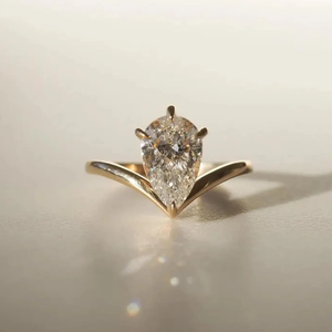 แหวนหมั้นเพชรทรงลูกแพร์ 1.50 กะรัต เพชรเลี้ยงในห้องปฏิบัติการ ดีไซน์หรูหรา ทองคำแท้ 14K ดีไซน์แบบพันรอบ แหวนเพชรทรงลูกแพร์ทรงเหลี่ยมเจียระไนแบบบริลเลียนต์ - Product Image 3