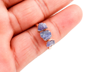 Vente en gros de bagues en laiton faites à la main pour hommes, pierres précieuses de tanzanite brute avec placage de ruban et sertissage de lunette, bijoux de fête et de mariage - Product Image 6