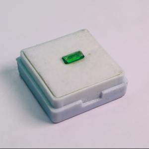 หินอัญมณีธรรมชาติเกรด AAA สีเขียวมรกต - Product Image 4