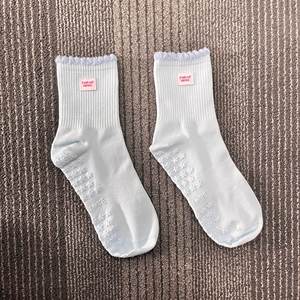 Calcetines de Yoga y Pilates de Algodón con Volantes para Mujer, Diseño de Logotipo con Etiqueta Tejida en Colores Personalizados, Pedidos al por Mayor, Suministro OEM/ODM - Product Image 3