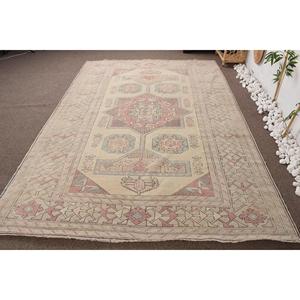 Alfombra Turca Vintage de Lana Beige, 6.3x8.1 pies (192x246 cm) - Product Image 1