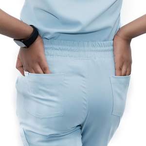 Fabricante personalizado diseño elegante ajustado Scrub Top con cuello en V Scrub Sets uniformes conjuntos mujeres hombres Scrub uniformes - Product Image 5