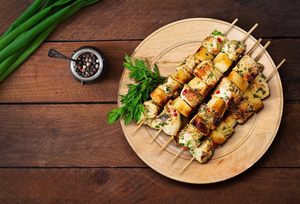 Assiette de présentation en bois rustique naturel, idéale pour les tables élégantes, fabriquée en bois de qualité, durable et magnifiquement conçue - Product Image 2