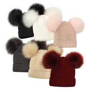 Vente en gros joli bonnet en laine d'hiver à double pompon pour enfants filles, bonnet tricoté pour vêtements d'extérieur, bonnet et écharpe avec logo brodé - Product Image 1