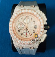 Montre analogique chronographe de luxe attrayante à deux tons avec moissanite, verre saphir, boîtier en acier inoxydable, diamants taillés, bracelet en caoutchouc gris