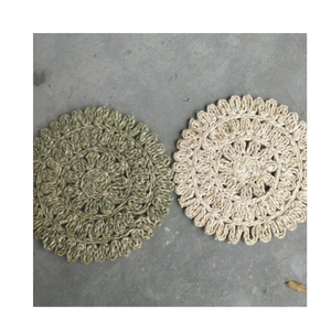 Alfombra de pasto marino con acabado natural liso, ideal para mejoras de espacios de vida en interiores contemporáneos y contratistas de decoración. - Product Image 1