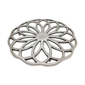 แผ่นรองจานโลหะรูปหัวใจสีเงินขาตั้งสามขาสำหรับตั้งเค้กหม้อให้ความร้อนดีไซน์คลาสสิก - Product Image 1