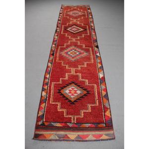 Tapis turc vintage, tapis Herki 2,7x11,8 pieds, tapis en laine rouge et noir à motifs floraux - Product Image 1