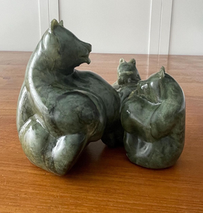 Famille d'ours en stéatite verte. Symbolisant la force, la protection et l'endurance. Art animalier unique, disponible au prix de gros - Product Image 1
