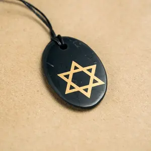 Colgante ovalado pulido de Shungita con impresión serigráfica Sello de Salomón 1.3*2 pulgadas (34*50 mm) - Product Image 2