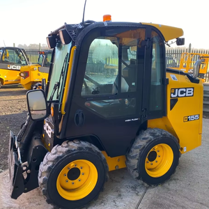 รถตักล้อยาง JCB 155 มือสองและใหม่ สำหรับงานก่อสร้างและจัดสวน พร้อมอุปกรณ์ขุดดินแบบ Auger Trencher มีขาย - Product Image 1