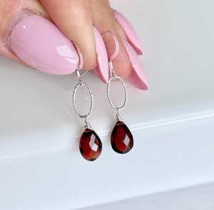 Boucles d'oreilles en forme de goutte de grenat rouge, minimalistes, petites, pour un style décontracté, pour femme, en argent sterling 925, pierre de naissance de janvier, passion - Product Image 1