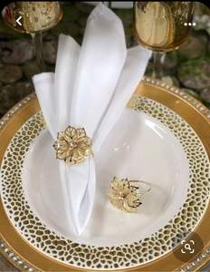 Anneau de serviette en strass floral de luxe, élégant porte-serviettes en métal à fleurs creuses pour la décoration de table de mariage, banquet, fête - Product Image 5