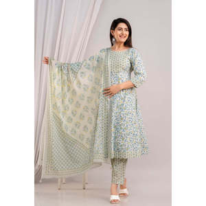 Kurta en mousseline de soie à imprimé floral pour femme avec manches trois quarts, pantalon blanc et ciel bleu et dupatta - Product Image 1