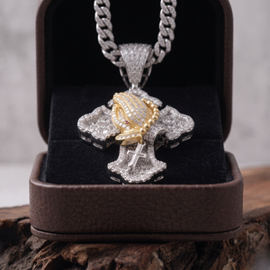 จี้สร้อยคอรูปมืออธิษฐานประดับเพชรแบบ Iced Out พร้อมจี้รูปกางเขน สไตล์ฮิปฮอป สองสี ประดับเพชรทรงบาแกตต์ ทำจากสแตนเลส ผลิตโดยผู้ผลิต OEM - Product Image 4
