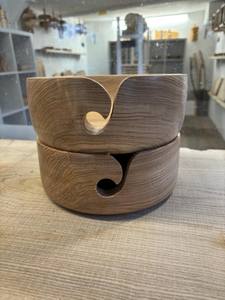 Le bol de fil tournant en bois Clovelly est un bol en bois fabriqué à la main avec un crochet tourbillonnant distinctif conçu pour tenir le fil tout en tricotant - Product Image 2