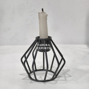 Porte-bougie miniature classique noir, design en fil ouvert, adapté aux ambiances traditionnelles avec une touche d'élégance moderne - Product Image 3