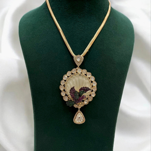 ชุดสร้อยคอโชคเกอร์ไข่มุกลาย Kundan หรูหราพร้อมต่างหูรูปนกและต่างหูแบบห้อย - Product Image 1
