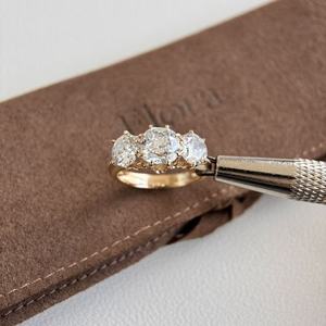 แหวนหมั้น Marcella ประดับเพชรสามเม็ดทรงโบราณ - Product Image 1