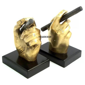 Vente en gros d'usine de serre-livres décoratifs en forme de main humaine avec base en métal et marbre en aluminium plaqué or Art & Craft - Product Image 1