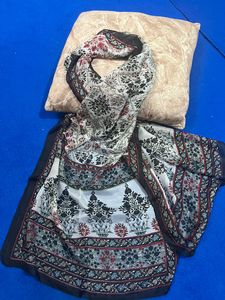 Écharpes carrées en soie imprimées bleu royal vintage sur mesure dans une large gamme de motifs pour filles et femmes de tous âges - Product Image 3