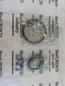 Juego de esposas de cuello de acero inoxidable y titanio con diseño arcoíris - 100% impermeables, personalizables, de alta calidad, estilo BDSM/Kinky. - Product Image 4