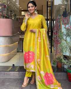 Belle tenue exceptionnelle à la mode de qualité supérieure Viscose rayonne Kurti pantalon et Dupatta avec broderie travail femme mode - Product Image 3