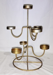 เชิงเทียนทองเหลืองกลั่นระดับพรีเมี่ยมพร้อมโครงสร้างที่หรูหราเพื่อการส่องสว่างที่นุ่มนวลและพื้นที่ของนักออกแบบ - Product Image 3