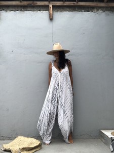 Nuevo mono blanco largo de vacaciones de verano para mujer, mono informal con tirantes de tinte de corbata, mono de gran tamaño con cuello en V para mujer - Product Image 3