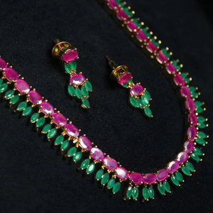 Style de combinaison vert rubis avec collier en laiton avec argent AD CZ et perle pour les mariages de mariées Fournisseur de produits en vrac - Product Image 1