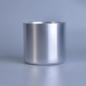 Pot à bougie en métal au design élégant de forme ronde pour la décoration de table de la maison Pots à bougies martelés au fini or - Product Image 3